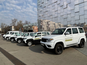 Первые 6 автомобилей «Мобильных бригад», которые будут помогать семьям с детьми в отдаленных селах, передали в АНО «Дети в семье»
